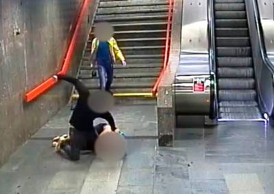 В Праге иностранцы жестоко избили и ограбили пассажира метро: видео