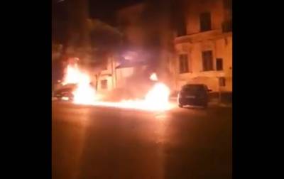 В Одессе горящий мусорный бак уничтожил микроавтобус: видео пожара