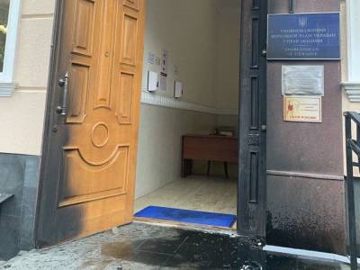 В здание офиса омбудсмена в Киеве бросили коктейль Молотова, подозреваемый задержан