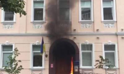 Полиция возбудила дело из-за поджога офиса Денисовой в Киеве