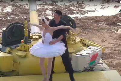 В США поразились балерине на танке в России