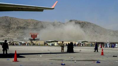Не менее 15 человек пострадали при взрыве у аэропорта Кабула