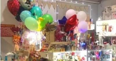 Ломали стойку с шарами и лезли в драку: в Калининграде пьяные мужчины устроили дебош в магазине подарков (видео)