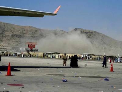 СМИ: жертвами первого взрыва в аэропорту Кабула стали 13 человек. Только что прогремел второй взрыв