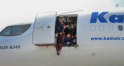 Афганскую девочку назвали именем самолета, в котором она родилась