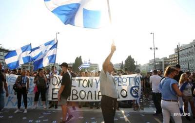 В Греции медики вышли на протест против обязательной COVID-вакцинации