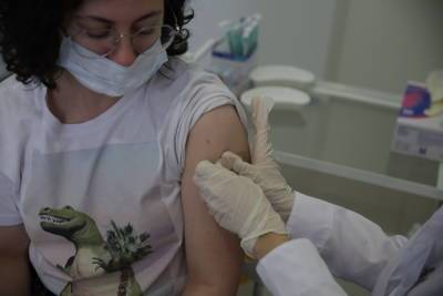 Более половины учителей петербургских школ вакцинировались от COVID-19