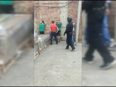 В Смоленске задержали шестерых рабочих за кражи с фабрики. Видео
