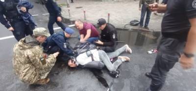 В Киеве в офис омбудсмена бросили «коктейль Молотова»