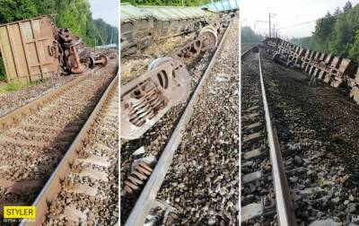 Под Львовом перевернулся поезд: первые фото с места аварии