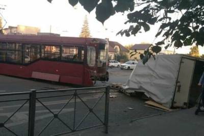 Сошедший с рельсов трамвай в Казани влетел в Газель, есть пострадавшие