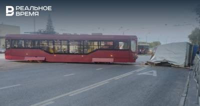 В Казань трамвай сошел с рельсов после столкновения с автомобилем — фото
