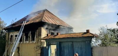 В Удмуртии загорелись деревянный частный дом и баня