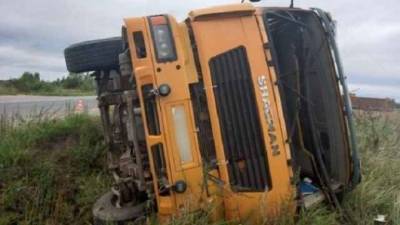 Водитель грузовика погиб в ДТП в Новгородской области