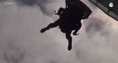 В России создали парашют для десантирования боевых водолазов. Видео