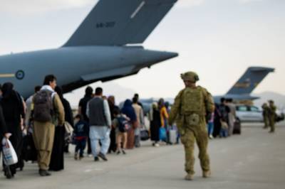 40 человек погибли при взрывах в аэропорту Кабула - СМИ