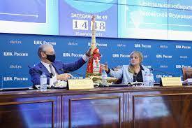Главе ЦИК Элле Памфиловой подарили метлу для "обеспечения чистоты выборов"
