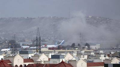 В результате взрыва у аэропорта Кабула погибли не менее 13 человек - "Рейтер"
