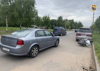В Минске на улице Бабушкина мотоциклист столкнулся с двумя автомобилями