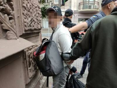 Мужчина, который бросил коктейль Молотова в офис Денисовой, пытался поджечь здание Верховного Суда – полиция