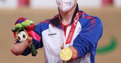 Бывший доставщик еды из России выиграл золото паралимпийской велогонки