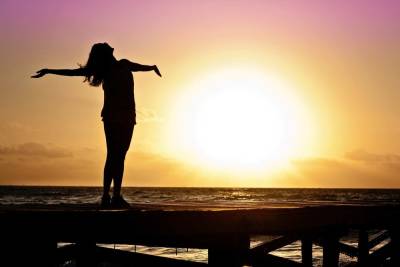 Учёные из Израиля рассказали об усилении романтических чувств под влиянием солнца