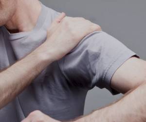 О какой болезни может предупреждать боль в плече по ночам?