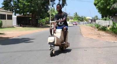 Подросток из Ганы смастерил из дерева электромопед с солнечной батареей