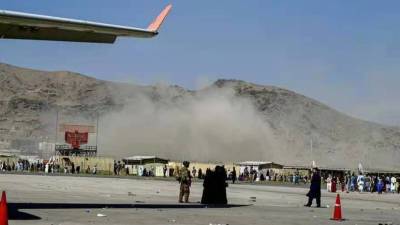 «Многие говорят, что смертника засекли в толпе»: что известно о взрывах возле аэропорта в Кабуле