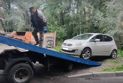 В Петербурге впервые отправили авто на штрафстоянку за парковку на газоне