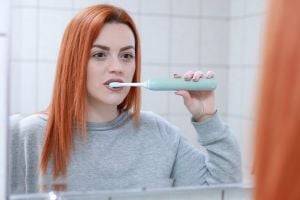 Стоматолог объяснила, почему зубы нужно чистить до завтрака