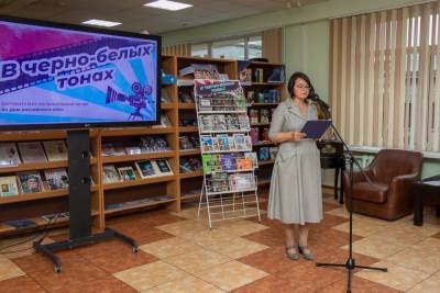 Литературно-музыкальный вечер "В черно-белых тонах" провели в Южно-Сахалинске