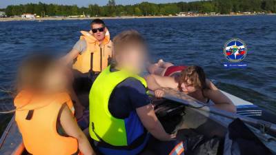 В Обском водохранилище спасатели сняли с волнореза женщину с детьми на сапах