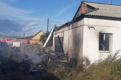 В бурятском селе люди спаслись через окно из горящего дома