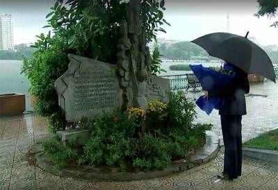 Джон Маккейн - Камал Харрис - Вице-президент США в Ханое заявила о «мужестве Джона Маккейна» у памятника на месте, где он был сбит - topwar.ru - США - Вьетнам - Ханой
