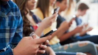 ГП предложила запретить смартфоны в школах: что говорят дети, родители и учителя