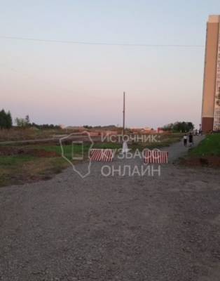 Жители кемеровского микрорайона пожаловались на состояние дороги к школам