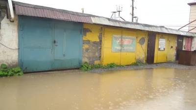 В Южно-Сахалинске затопило гаражи после отсыпки дороги