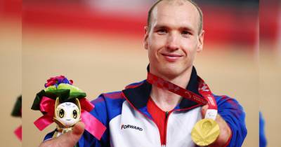 Михаил Асташов - Работающий курьером велогонщик побил мировой рекорд на Паралимпиаде - ren.tv