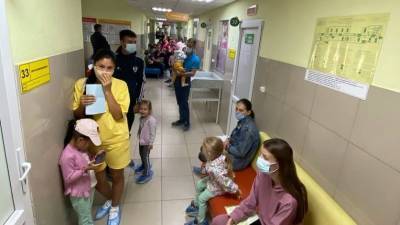 Тюменцы с детьми часами ждут приёма в поликлинике