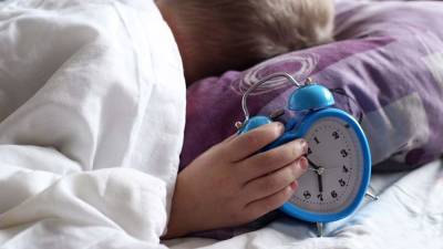 Врач перечислил способы восстановления режима сна у детей после каникул