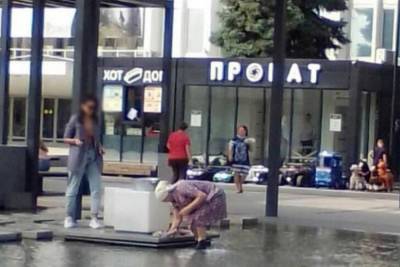 Женщина, постиравшая белье в фонтане на центральной площади Ижевска оказалась актрисой Драмтеатра