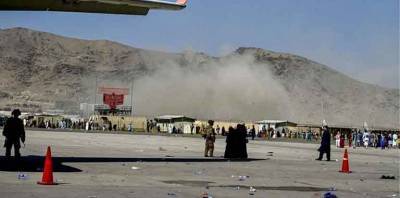 Комплексная атака с подрывом смертника возле КПП аэропорта Кабула: десятки жертв