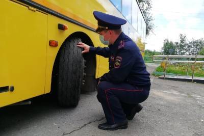Сотрудники ГИБДД Петрозаводска проверили состояние нескольких школьных автобусов