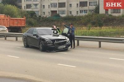 В Сыктывкаре беременная водитель «Мерседеса» пострадала в ДТП с «Нивой»