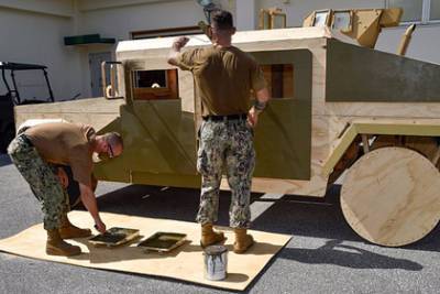 ВМС США начали строить копии военной техники из дерева