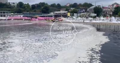 Море в Одессе после ливня покрылось странными белыми пятнами (видео)