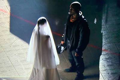 Ким Кардашьян появилась на презентации альбома Канье Уэста в свадебном платье