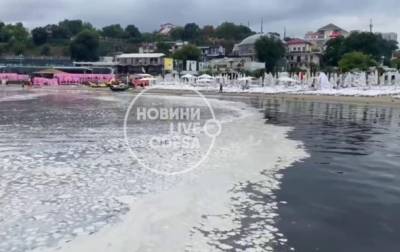 Море в Одессе покрылось странными белыми пятнами