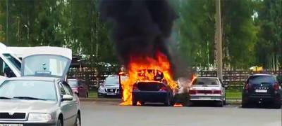 Автомобиль сгорел возле детского сада в Петрозаводске (ВИДЕО)